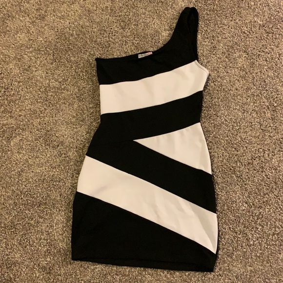 Black & white dress - Picture 1 of 2